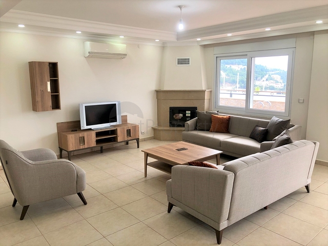 فيلا مستقلة -مسبح خاص - 5 غرف وصالة - مركز الانيا