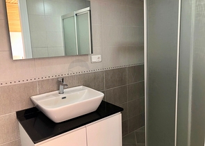 فيلا مستقلة -مسبح خاص - 5 غرف وصالة - مركز الانيا