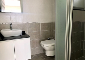 فيلا مستقلة -مسبح خاص - 5 غرف وصالة - مركز الانيا