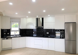 فيلا مستقلة -مسبح خاص - 5 غرف وصالة - مركز الانيا