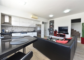 دوبلكس انيقة - اطلالة مفتوحة - اثاث فاخر - في منطقة كوناكلي / الانيا 