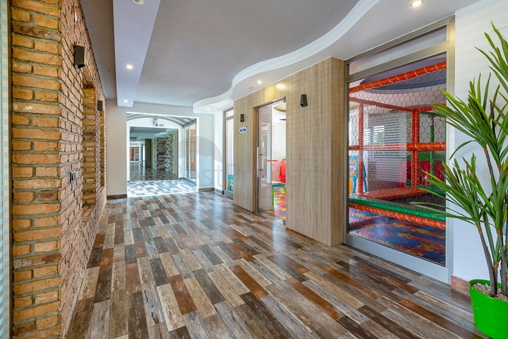 مجمع عائلي يضم كافة الخدمات -شقة فاخرة 2 غرفة وصالة - ضمن منطقة اوبا الراقية / الانيا 