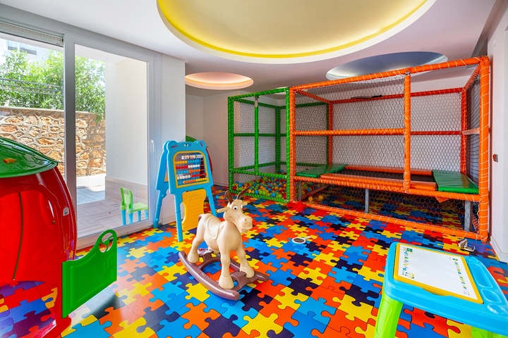 مجمع عائلي يضم كافة الخدمات -شقة فاخرة 2 غرفة وصالة - ضمن منطقة اوبا الراقية / الانيا 