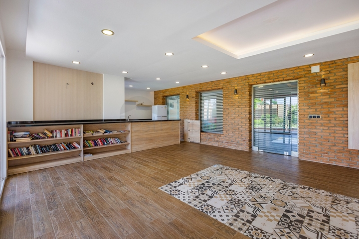 مجمع عائلي يضم كافة الخدمات -شقة فاخرة 2 غرفة وصالة - ضمن منطقة اوبا الراقية / الانيا 