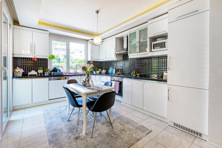 مجمع عائلي يضم كافة الخدمات -شقة فاخرة 2 غرفة وصالة - ضمن منطقة اوبا الراقية / الانيا 