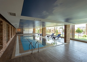 مجمع عائلي يضم كافة الخدمات -شقة فاخرة 2 غرفة وصالة - ضمن منطقة اوبا الراقية / الانيا 