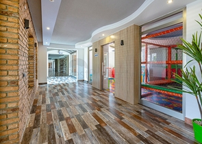 مجمع عائلي يضم كافة الخدمات -شقة فاخرة 2 غرفة وصالة - ضمن منطقة اوبا الراقية / الانيا 