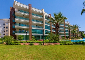 مجمع عائلي يضم كافة الخدمات -شقة فاخرة 2 غرفة وصالة - ضمن منطقة اوبا الراقية / الانيا 