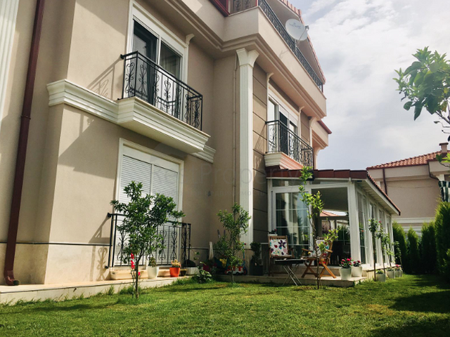 فيلا منفصلة 5 + 1 مع أثاث في مجمع في Döshemealti