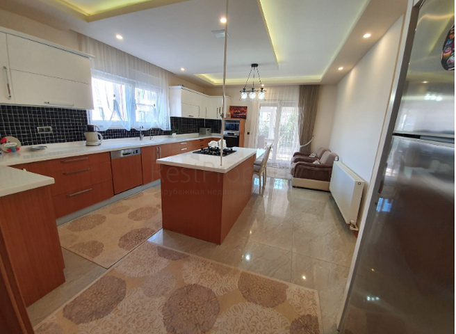 فيلا منفصلة 5 + 1 مع أثاث في مجمع في Döshemealti