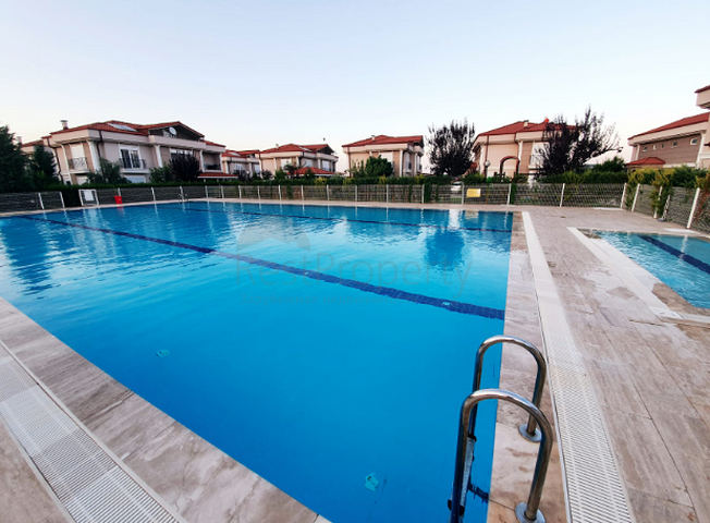 فيلا منفصلة 5 + 1 مع أثاث في مجمع في Döshemealti