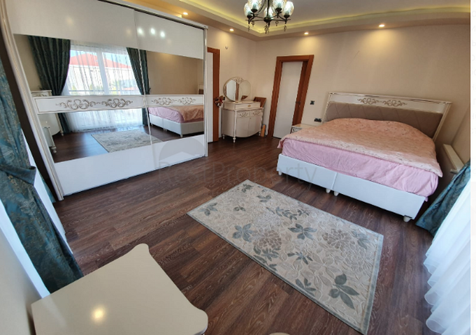 فيلا منفصلة 5 + 1 مع أثاث في مجمع في Döshemealti