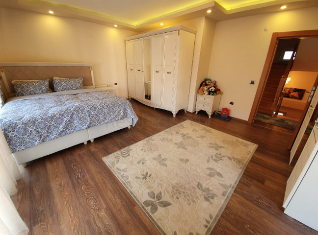 فيلا منفصلة 5 + 1 مع أثاث في مجمع في Döshemealti