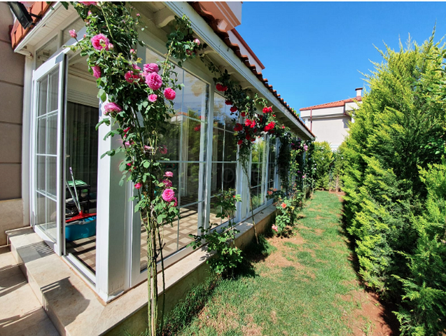 فيلا منفصلة 5 + 1 مع أثاث في مجمع في Döshemealti