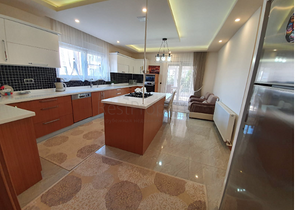 فيلا منفصلة 5 + 1 مع أثاث في مجمع في Döshemealti