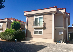 فيلا منفصلة 5 + 1 مع أثاث في مجمع في Döshemealti