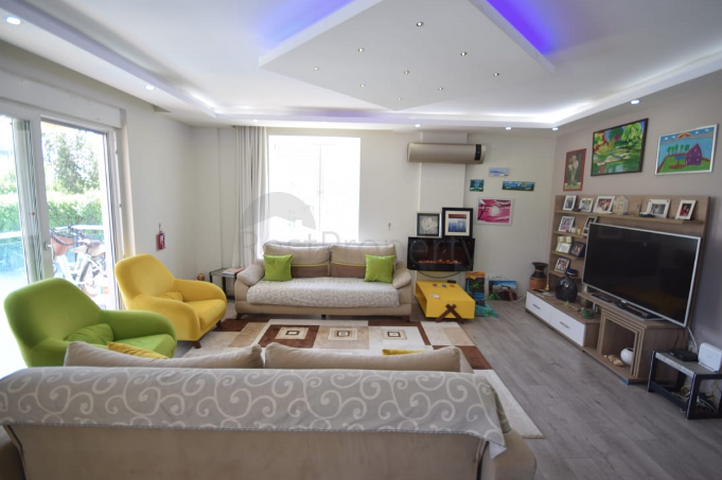 فيلا منفصلة 5 + 1 مع مسبح في Altynkol Dosemealti