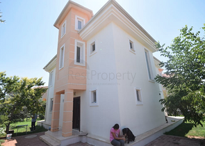 فيلا منفصلة 5 + 1 مع مسبح في Altynkol Dosemealti