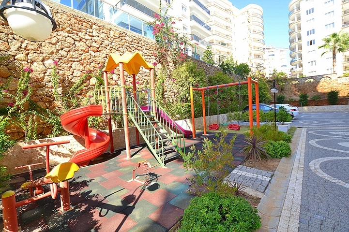 شقة مفروشة ضمن مجمع سكني في منطقة توسمور/ الانيا 