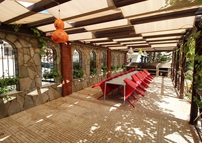 شقة عائلية ضمن مجمع سكني في منطقة توسمور المركزية / الانيا 