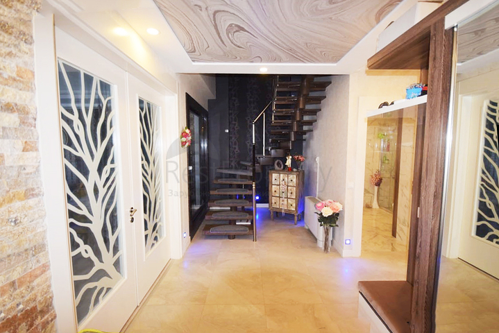 فيلا 5 + 1 في مجمع في يشلباهير دوشيميتي