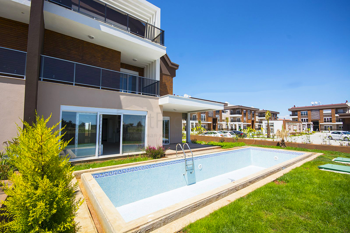 فيلا 5 + 1 في مجمع في يشلباهير دوشيميتي