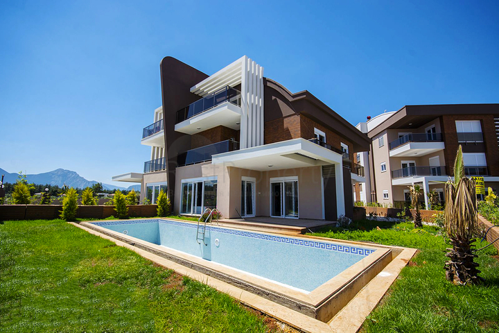 فيلا 5 + 1 في مجمع في يشلباهير دوشيميتي