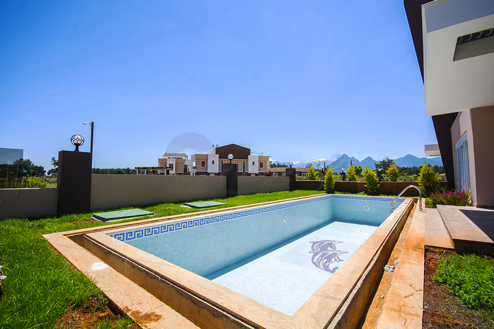 فيلا 5 + 1 في مجمع في يشلباهير دوشيميتي