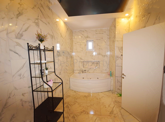 فيلا 5 + 1 في مجمع في يشلباهير دوشيميتي