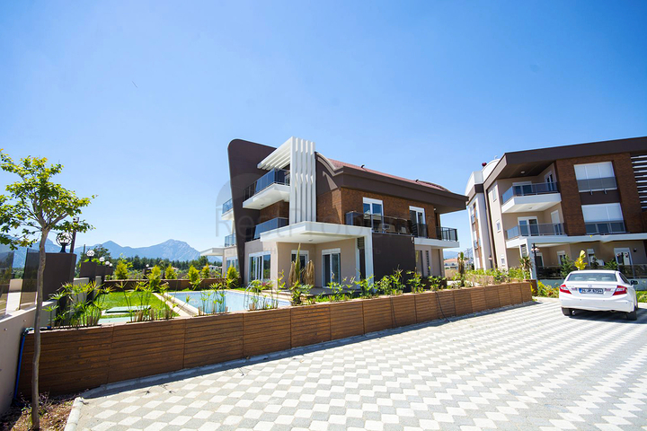 فيلا 5 + 1 في مجمع في يشلباهير دوشيميتي