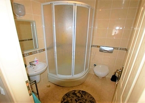 شقة عائلية مفروشة - ضمن مجمع سكني - في منطقة اوبا المركزية / الانيا 