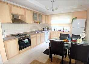 شقة عائلية مفروشة - ضمن مجمع سكني - في منطقة اوبا المركزية / الانيا 