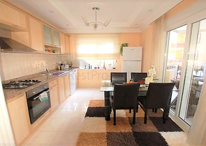 شقة عائلية مفروشة - ضمن مجمع سكني - في منطقة اوبا المركزية / الانيا 