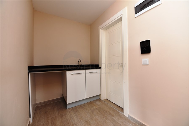 دوبلكس فاخرة - اربع غرف وصالة - اطلالة بحر- في منطقة كاستل / الانيا 