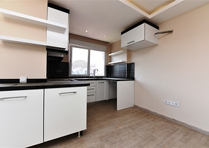 دوبلكس فاخرة - اربع غرف وصالة - اطلالة بحر- في منطقة كاستل / الانيا 