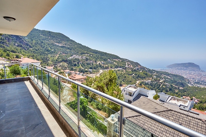 اطلالة بحر - فيلا فاخرة 7 غرف وصالة - في مركز الانيا 