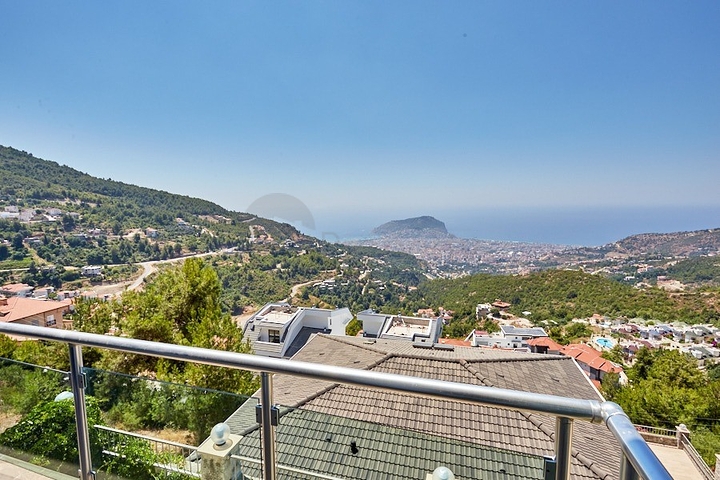 اطلالة بحر - فيلا فاخرة 7 غرف وصالة - في مركز الانيا 