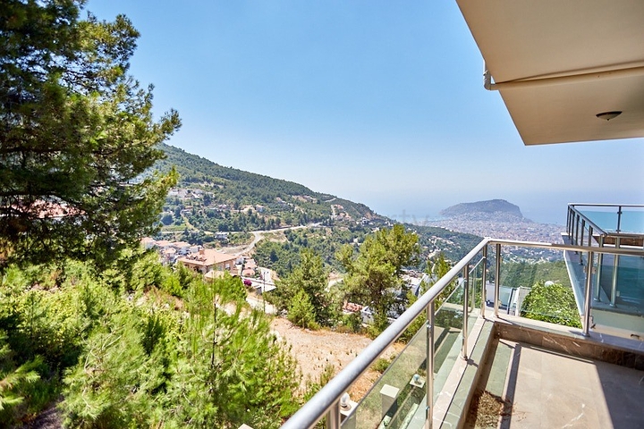 اطلالة بحر - فيلا فاخرة 7 غرف وصالة - في مركز الانيا 