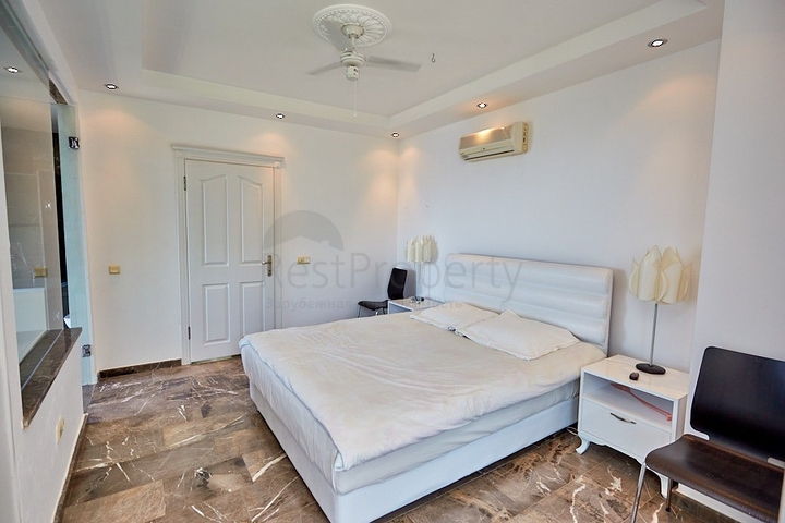 اطلالة بحر - فيلا فاخرة 7 غرف وصالة - في مركز الانيا 