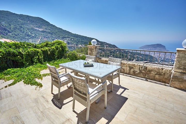 اطلالة بحر - فيلا فاخرة 7 غرف وصالة - في مركز الانيا 