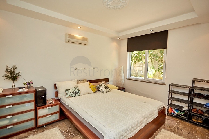 اطلالة بحر - فيلا فاخرة 7 غرف وصالة - في مركز الانيا 