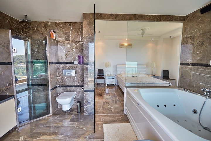 اطلالة بحر - فيلا فاخرة 7 غرف وصالة - في مركز الانيا 