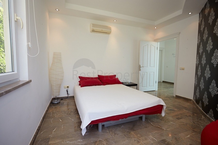 اطلالة بحر - فيلا فاخرة 7 غرف وصالة - في مركز الانيا 