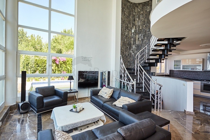 اطلالة بحر - فيلا فاخرة 7 غرف وصالة - في مركز الانيا 