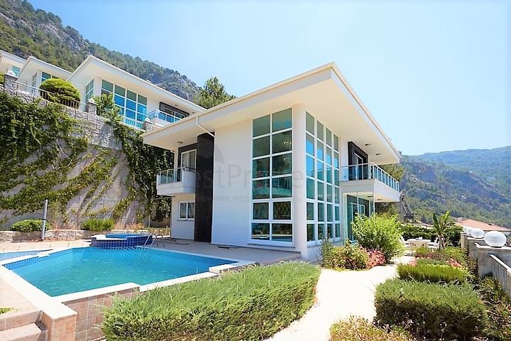 اطلالة بحر - فيلا فاخرة 7 غرف وصالة - في مركز الانيا 