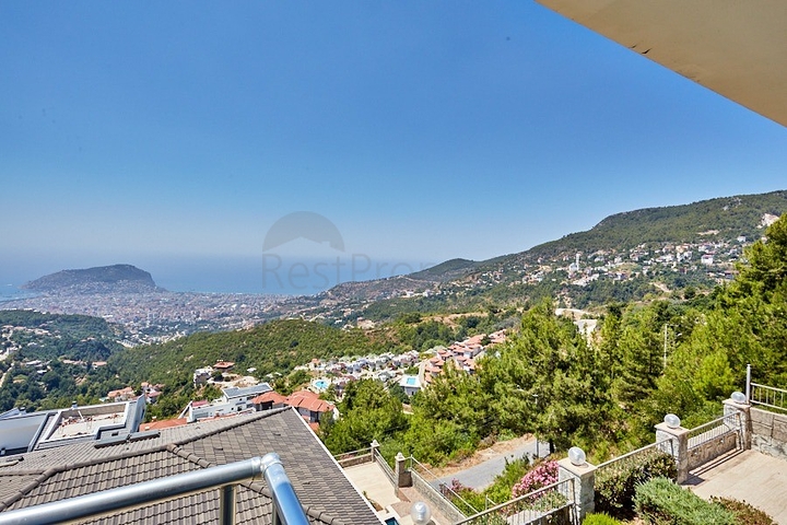 اطلالة بحر - فيلا فاخرة 7 غرف وصالة - في مركز الانيا 