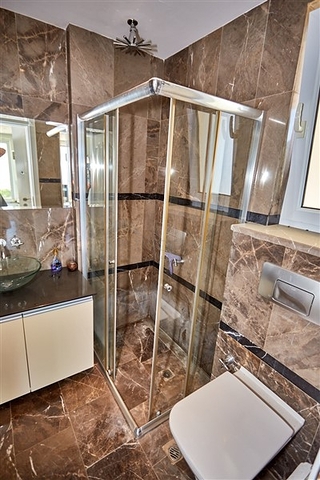 اطلالة بحر - فيلا فاخرة 7 غرف وصالة - في مركز الانيا 