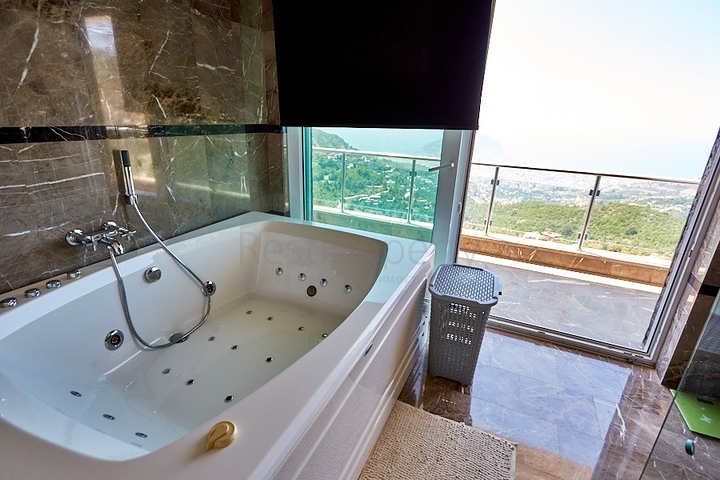 اطلالة بحر - فيلا فاخرة 7 غرف وصالة - في مركز الانيا 