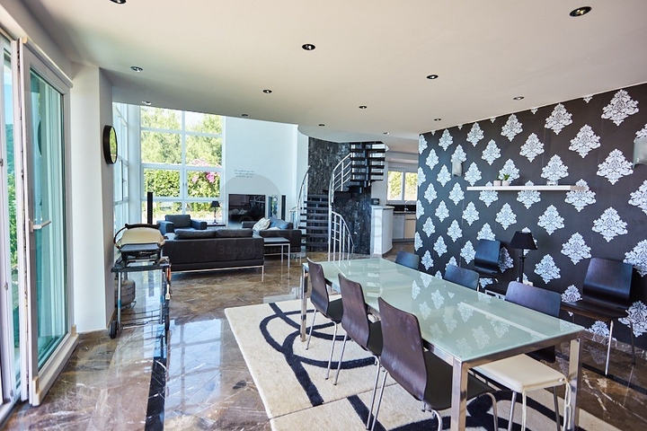 اطلالة بحر - فيلا فاخرة 7 غرف وصالة - في مركز الانيا 