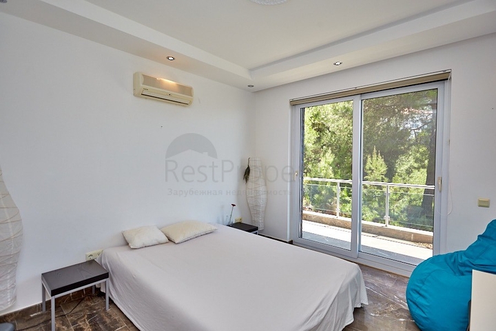 اطلالة بحر - فيلا فاخرة 7 غرف وصالة - في مركز الانيا 